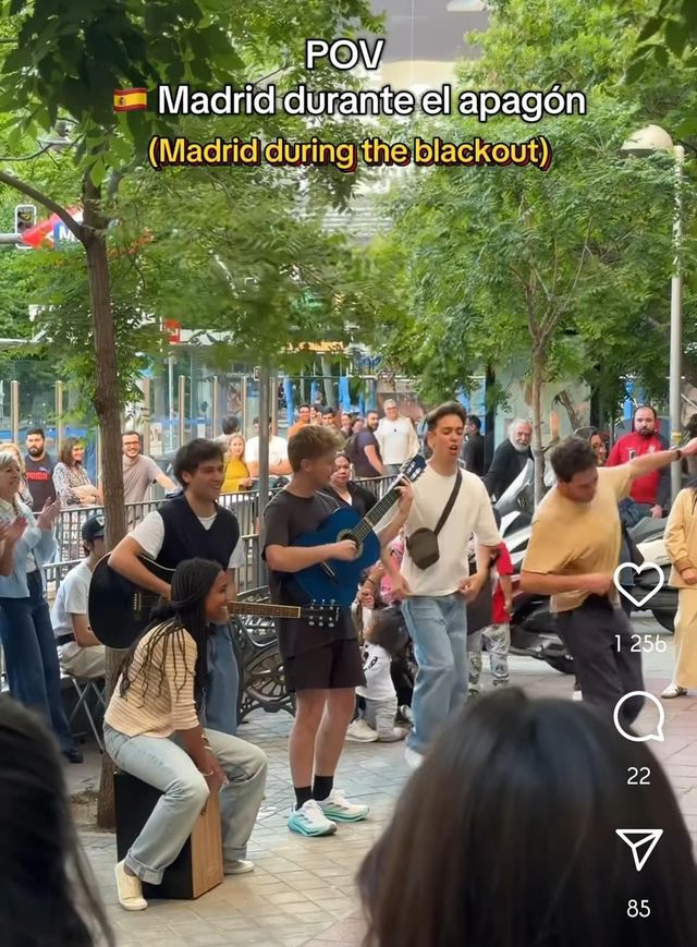 28일 마드리드 한 광장에서 벌어진 즉흥 연주와 이를 즐기는 시민들 모습