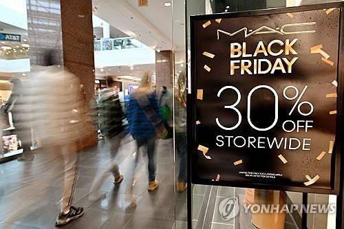 미국 버지니아주 쇼핑몰의 블랙 프라이데이 할인 문구