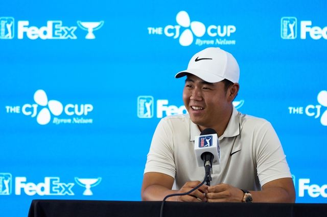 기자회견에서 웃으며 답하는 김주형.