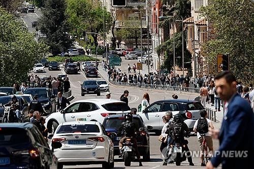 대규모 정전으로 신호등이 꺼진 가운데 차량과 사람들이 도로에 뒤엉켜 있다. 