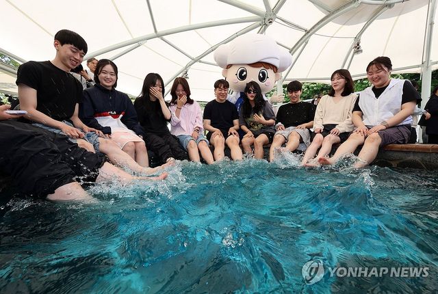 온천물에서 발 첨벙