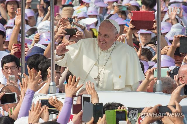 한국 천주교 신자들에게 인사하는 교황