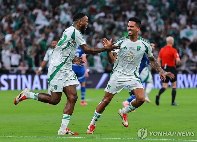 알아흘리의 아이번 토니가 득점 후 갈레노와 기뻐하고 있다.