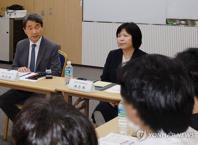 의대생 간담회 참석한 이주호 부총리