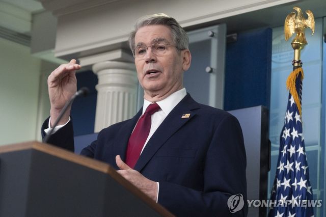 백악관서 브리핑하는 스콧 베선트 미국 재무장관