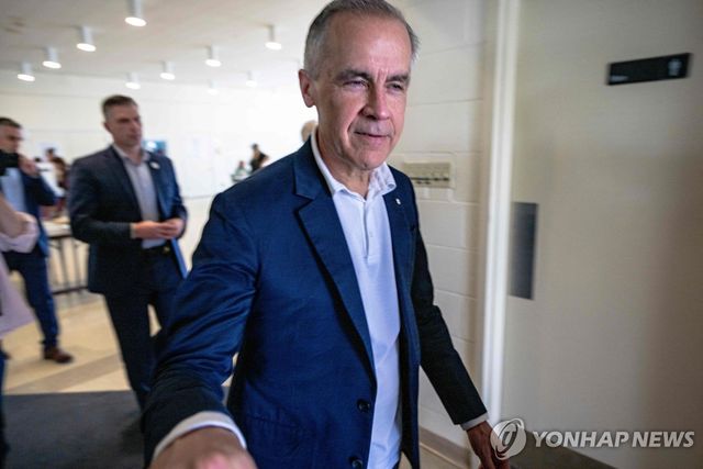 투표장의 마크 카니 캐나다 총리