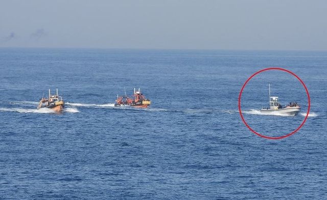 중국 고속보트(빨간 원) 추격하는 태안해경