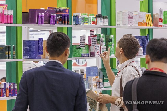 한국의 바이오·건강 기능 식품 생산물 살피는 해외 바이어들