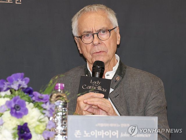 인사말하는 존 노이마이어 안무가