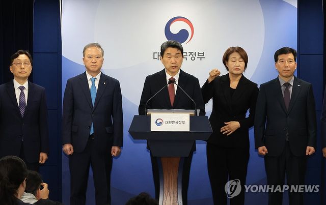 의대 모집인원 브리핑하는 이주호 부총리