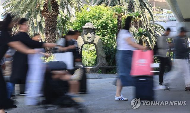 어린이날 연휴 앞두고 붐비는 제주공항