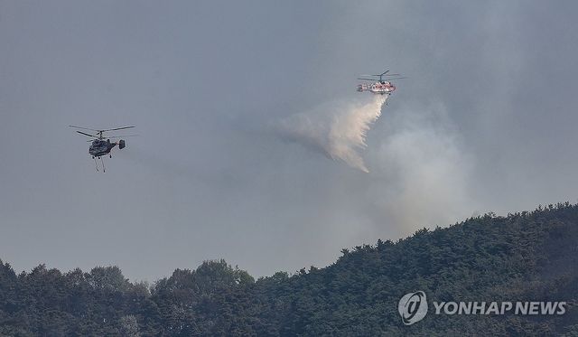 쉴 새 없는 산불 진화 헬기