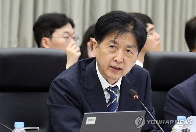 국감서 질의하는 오기형 의원