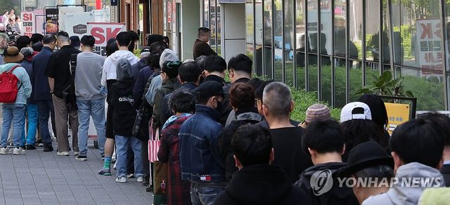 SKT, 유심 교체 기다리는 시민들