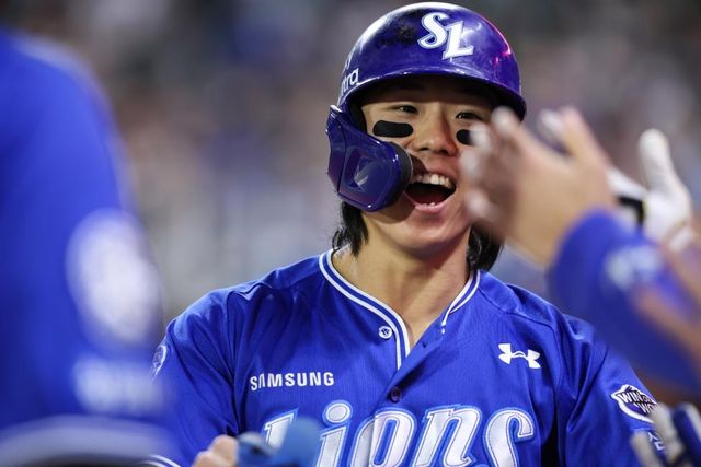 환호하는 김성윤