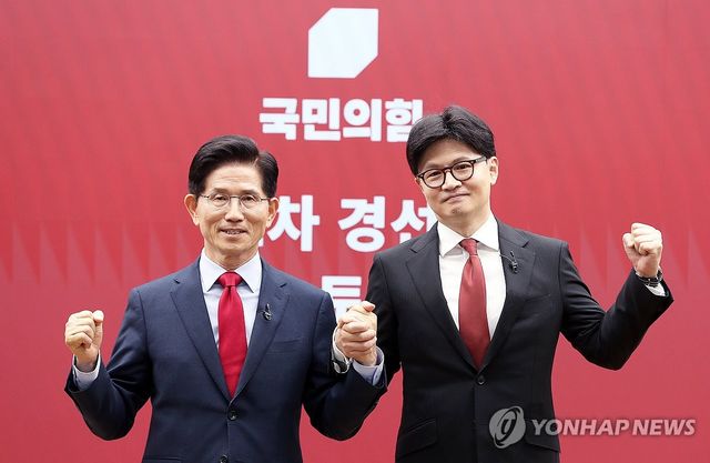 기념 촬영하는 김문수-한동훈 후보