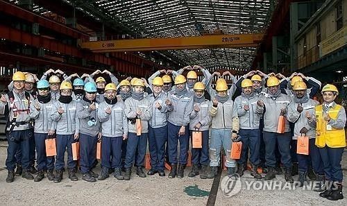 경남 조선소에서 일하는 외국인 근로자