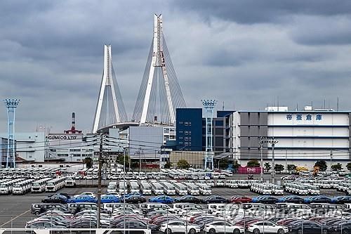 일본 항구에 있는 자동차들