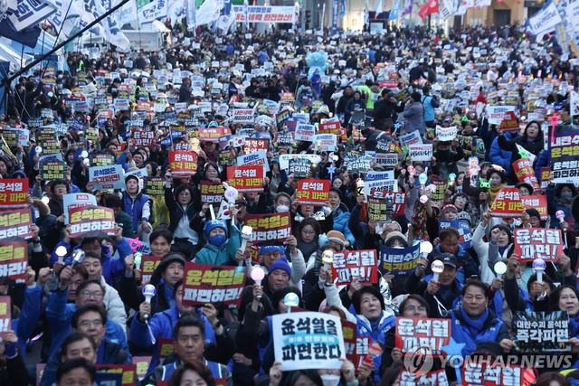 하루 앞둔 탄핵 선고, 안국역 인근서 열린 탄핵 촉구 집회