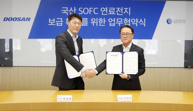 두산퓨얼셀 이승준 상무(오른쪽)과 삼천리 박종현 이사