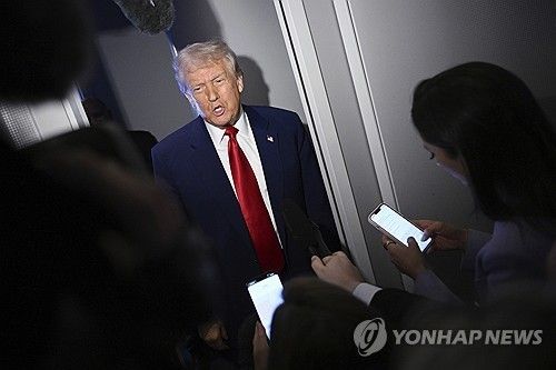 기내에서 언론과 문답하는 트럼프