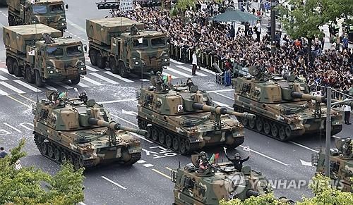 시가행진하는 K-9 자주포