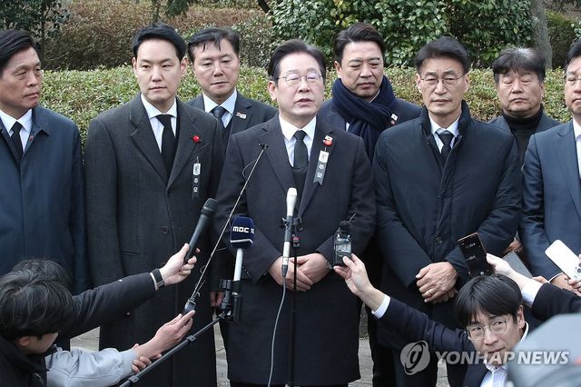 취재진 만난 이재명 대표