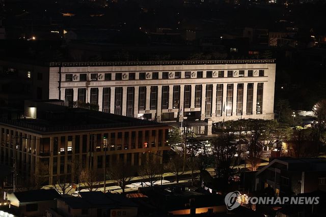 탄핵선고 D-1, 불 꺼진 헌법재판소