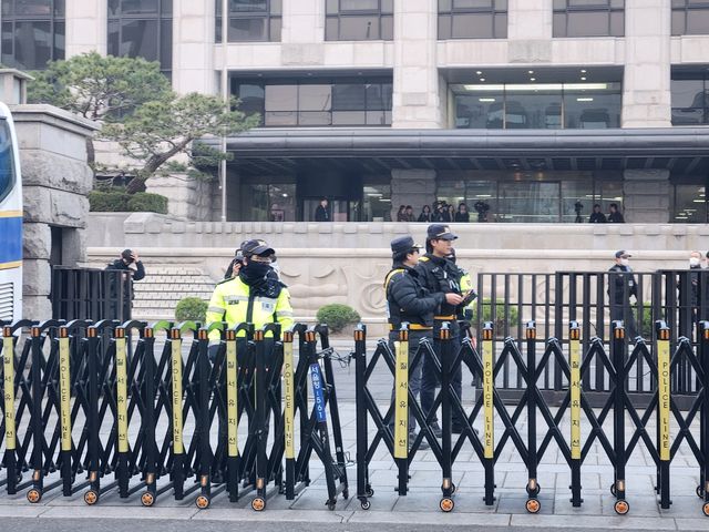 헌법재판소 앞을 지키는 경찰