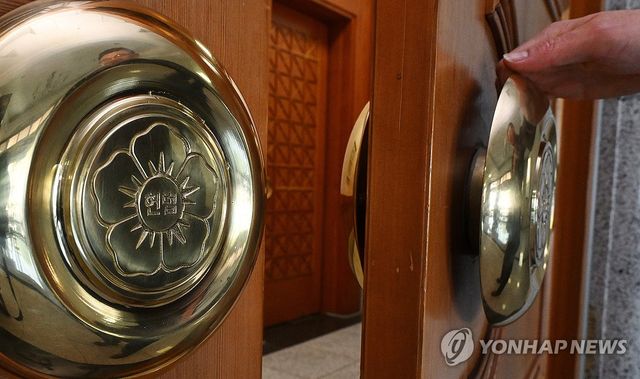 윤 대통령 탄핵선고 D-1, 문 열리는 대심판정