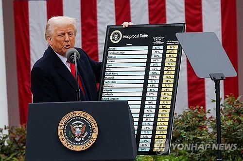 트럼프, 모든 국가에 '10%+α' 상호관세 발표…한국에 25% 부과
