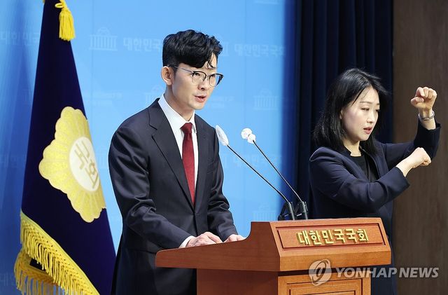 전자정부법개정안 제출 관련 회견하는 박충권 의원