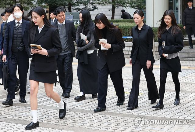 법원 청사 나서는 뉴진스(NJZ)