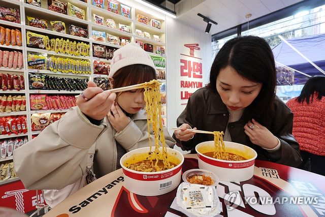 (서울=연합뉴스) 서대연 기자 = 12일 서울 마포구 CU 홍대상상점에서 외국인 관광객들이 라면을 먹고 있다. dwise@yna.co.kr