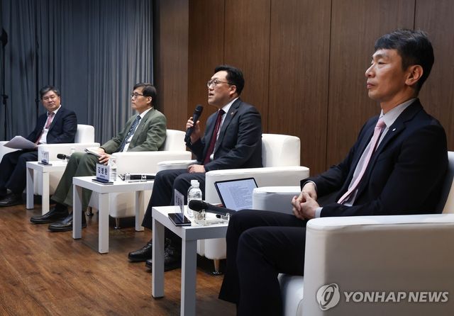 특별 대담서 발언하는 김병환 금융위원장