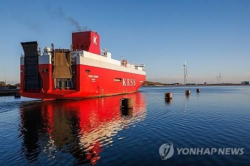 벨기에의 항구로 들어오는 선박