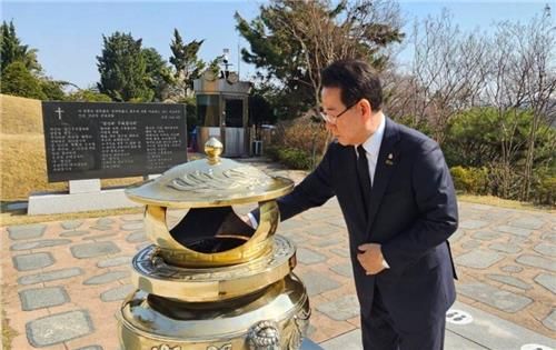 김대중 전 대통령 묘소 참배하는 김영록 전남지사