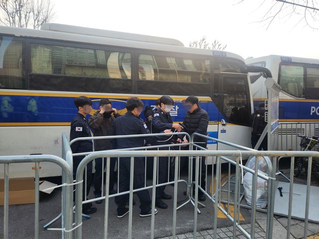 캡사이신 분사기 준비하는 경찰 기동대원