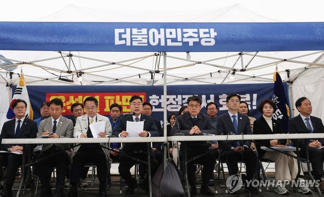 정책조정회의서 발언하는 박찬대 원내대표