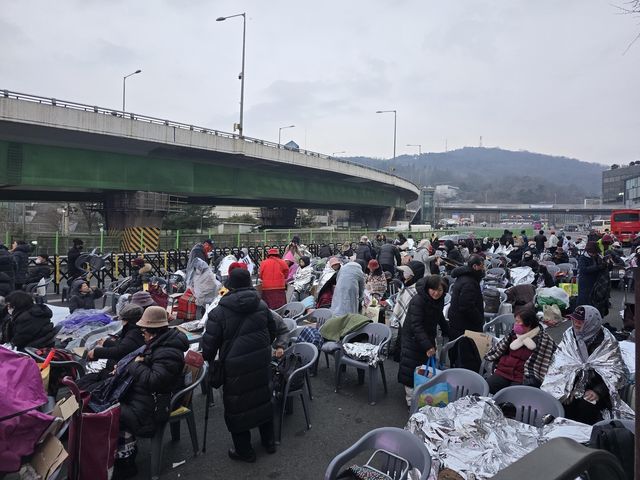 한남동 관저 앞 윤 대통령 지지자들