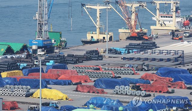 경기도 평택항에 쌓여 있는 철강 제품