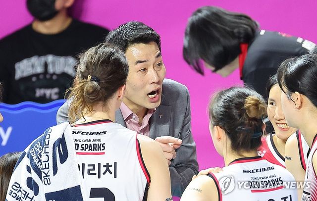 작전 지시하는 고희진 감독