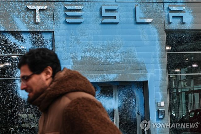 페인트 공격 받은 테슬라 매장