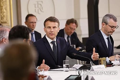 대책회의하는 마크롱 대통령