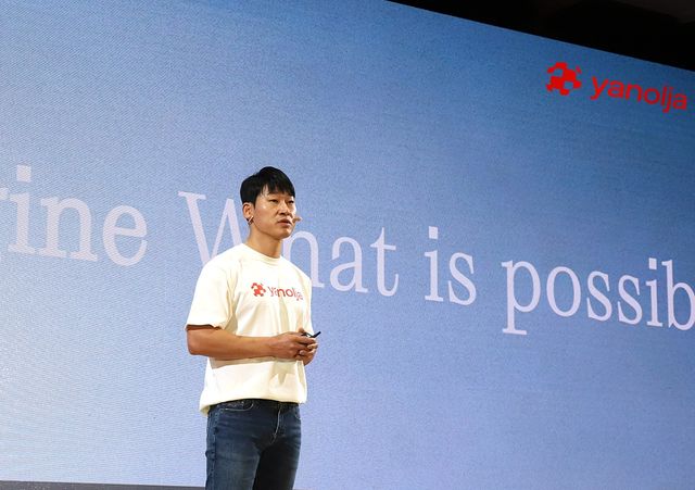 창립 20주년 행사에서 발표 중인 이수진 야놀자 총괄대표