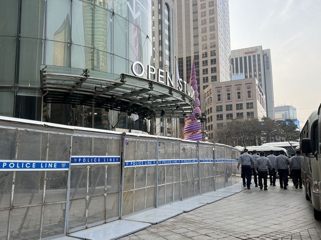 동아일보 사옥 앞 설치된 경찰 바리케이드