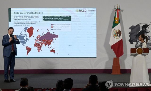 세계 지도 올려놓고 미국 관세 부과율 설명하는 멕시코 경제부 장관(왼쪽)