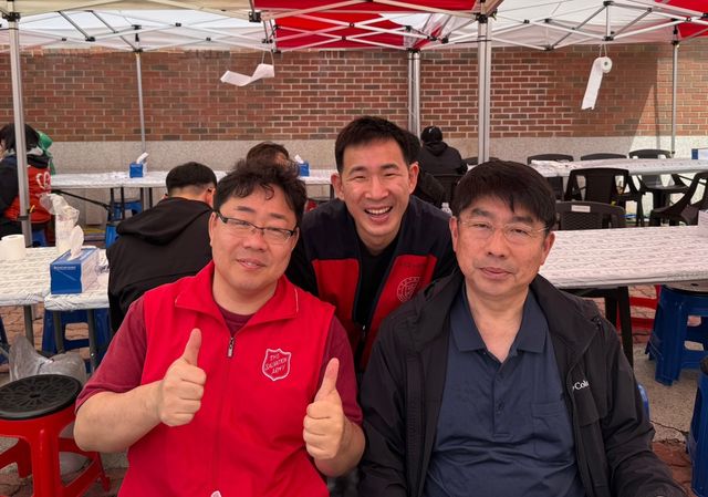 안솔베 구세군 사관(왼쪽 아래)과 교회 관계자들