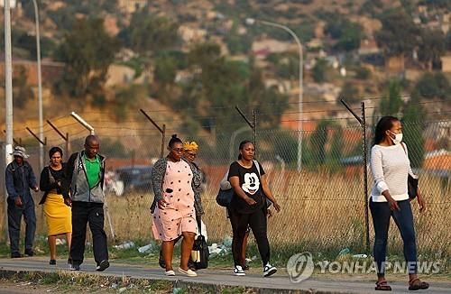퇴근하는 레소토 공장 노동자들