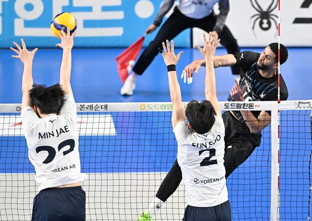 공격하는 현대캐피탈의 레오(맨 오른쪽)